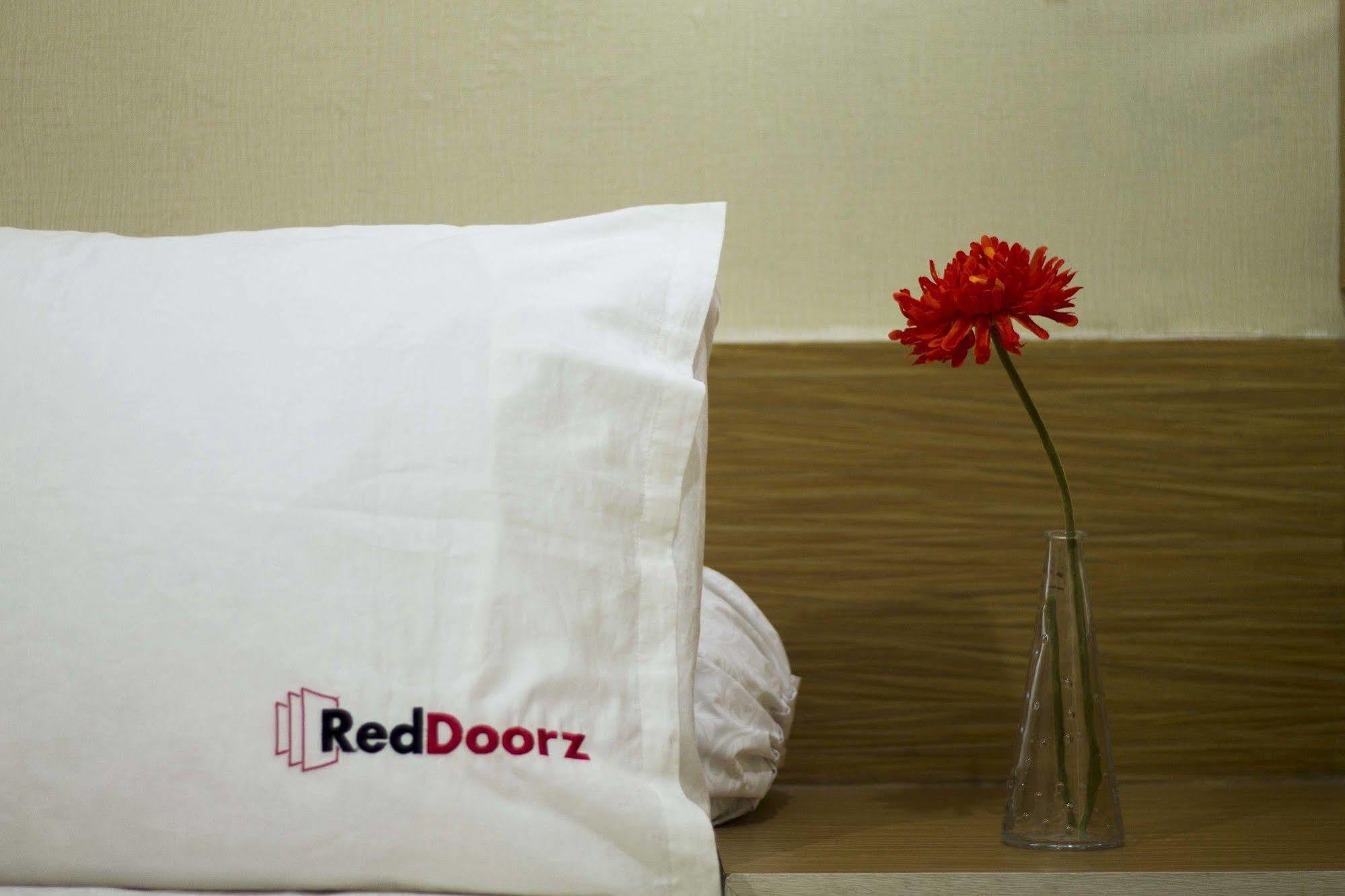 Reddoorz Apartment @ Green Pramuka Джакарта Екстер'єр фото
